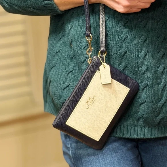 Coach Classic “Old Money” aesthetic Crossgrain Leather Navy/Cream Wristlet (EUC) - Picture 5 of 17